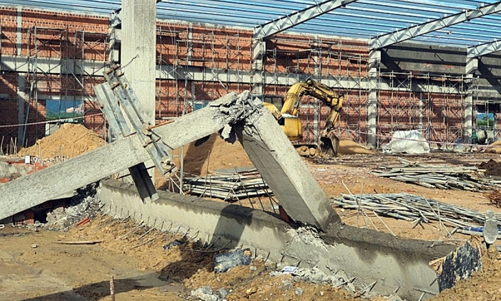 Khởi tố vụ sập tường khiến 5 người tử vong ở Bình Định - Ảnh 1. Khởi tố vụ sập tường khiến 5 người tử vong ở Bình Định - Ảnh 1.