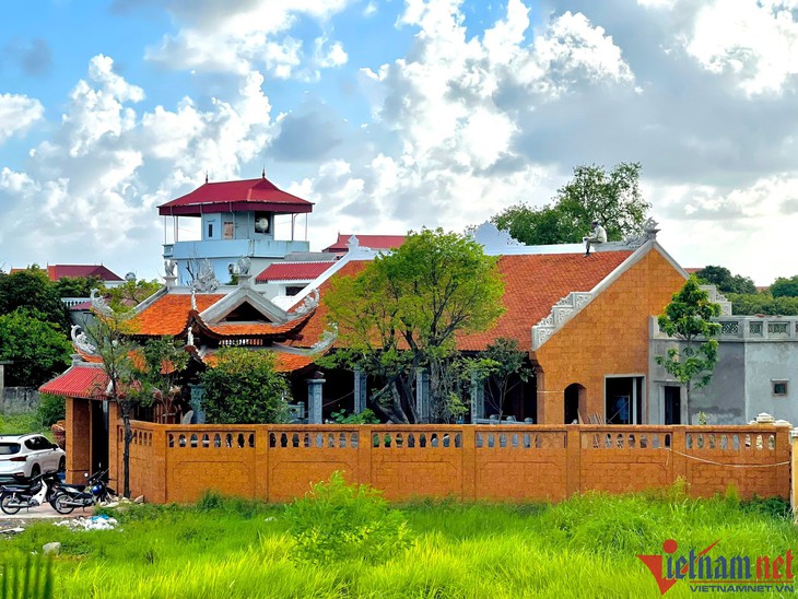 Việt phủ có nội thất dát vàng của nghệ sĩ Vượng Râu tại Nam Định - Ảnh 1. Việt phủ có nội thất dát vàng của nghệ sĩ Vượng Râu tại Nam Định - Ảnh 1.