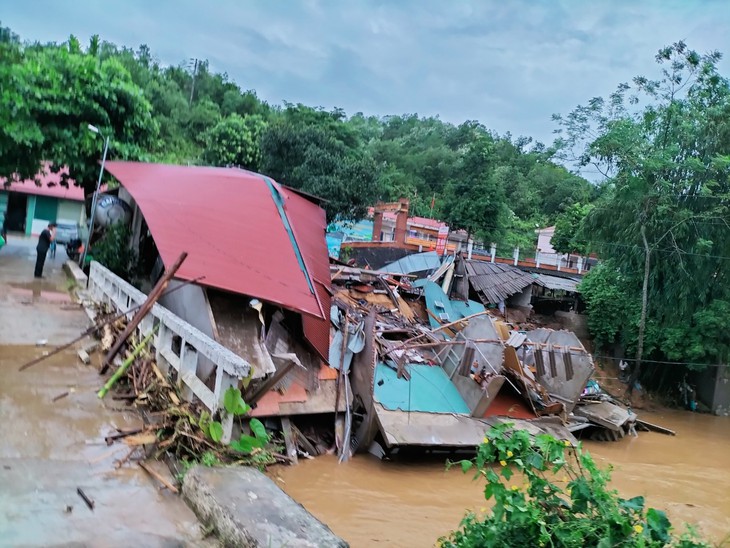 Hai người bị thương, hàng chục nhà đổ sập vì mưa lũ ở Hà Giang - Ảnh 2. Hai người bị thương, hàng chục nhà đổ sập vì mưa lũ ở Hà Giang - Ảnh 2.