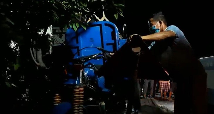 Xe ba gác lao lên vỉa hè khiến 3 người thương vong - Ảnh 1. Xe ba gác lao lên vỉa hè khiến 3 người thương vong - Ảnh 1.