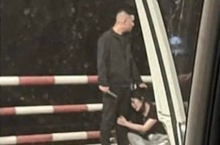 Khởi tố, bắt giam tài xế và tình địch trong vụ giết người, ép cô gái lên taxi ở Hà Nội - Ảnh 3. Khởi tố, bắt giam tài xế và tình địch trong vụ giết người, ép cô gái lên taxi ở Hà Nội - Ảnh 3.
