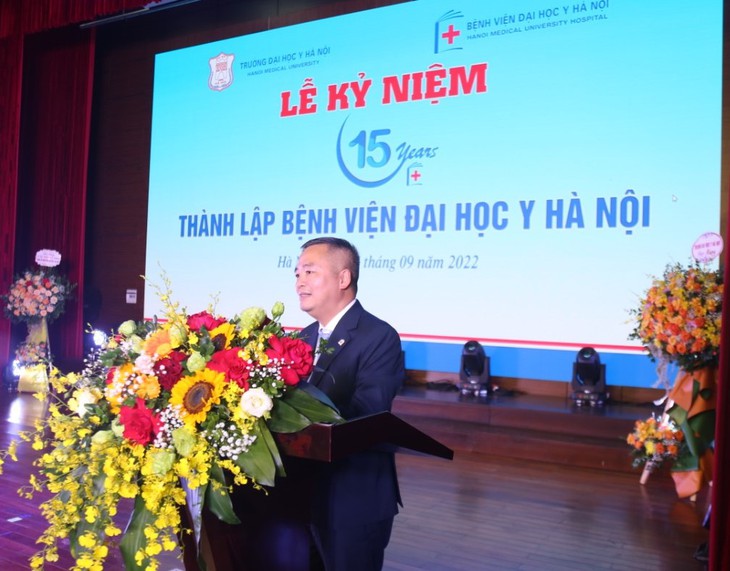 15 năm thành lập Bệnh viện Đại học Y Hà Nội: Nơi tri thức hội tụ cùng y đức - Ảnh 1. 15 năm thành lập Bệnh viện Đại học Y Hà Nội: Nơi tri thức hội tụ cùng y đức - Ảnh 1.