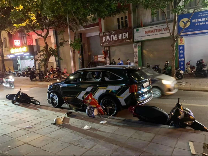 Tài xế ô tô tông nhiều phương tiện rồi bỏ chạy - Ảnh 1. Tài xế ô tô tông nhiều phương tiện rồi bỏ chạy - Ảnh 1.