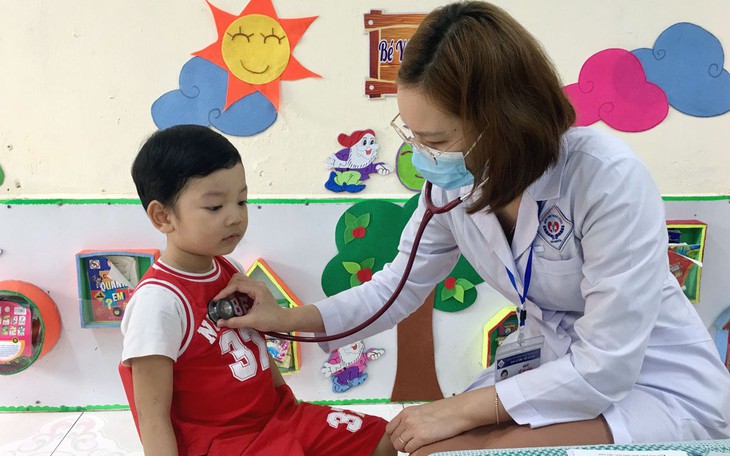 Việc cần làm ngay khi trẻ sốt, nôn, tiêu chảy nghi mắc Adenovirus