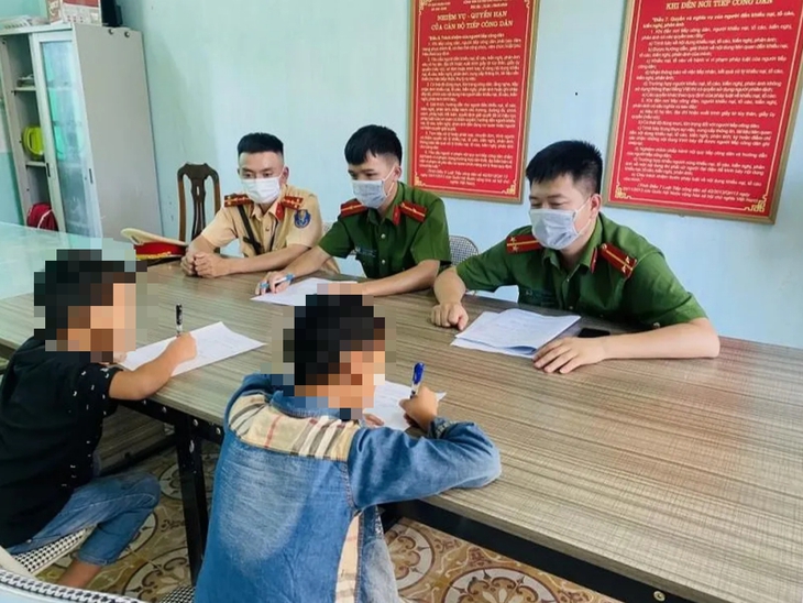 Hàng loạt ô tô di chuyển trên cao tốc bị ném đá - Ảnh 1.