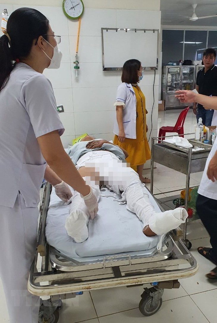 Nữ công nhân bị bỏng nặng do điện giật tại công trình xây dựng - Ảnh 2. Nữ công nhân bị bỏng nặng do điện giật tại công trình xây dựng - Ảnh 2.