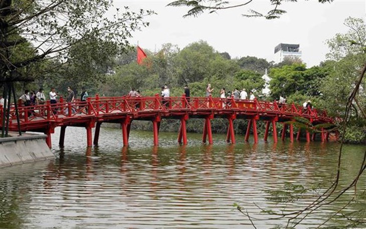 Bắc Bộ nắng ráo, từ Đà Nẵng trở vào mưa dông kéo dài nhiều ngày  
