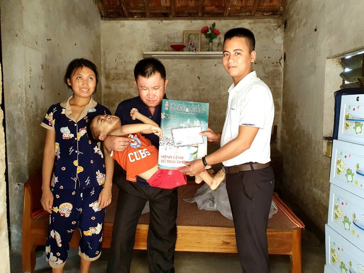 Người chồng tật nguyền nuôi vợ thiểu năng, con bại não nhận tiền hỗ trợ từ bạn đọc - Ảnh 2.