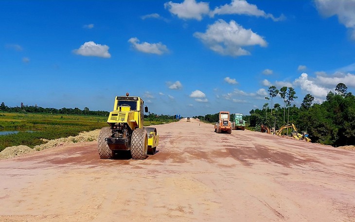 Tạm gác nghỉ lễ, công nhân vẫn tất bật trên đại công trường cao tốc Bắc - Nam