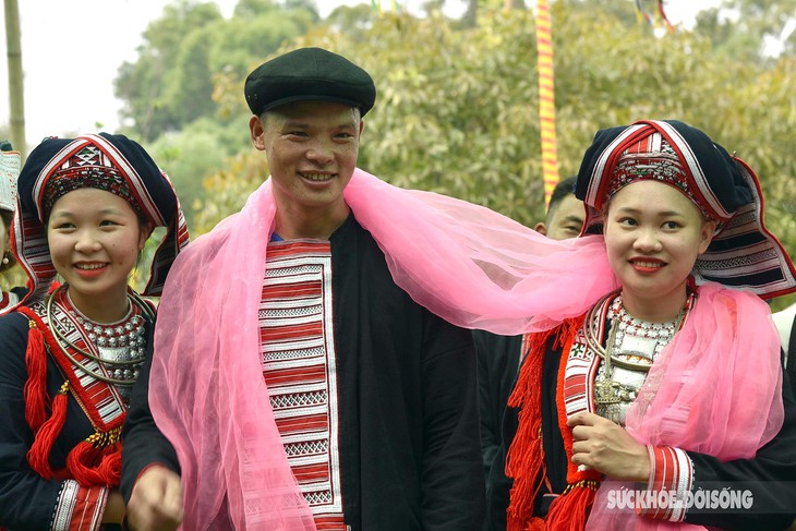 Ấn tượng lễ đón dâu trong đám cưới người Dao đỏ ở Tuyên Quang giữa lòng Thủ đô - Ảnh 1.