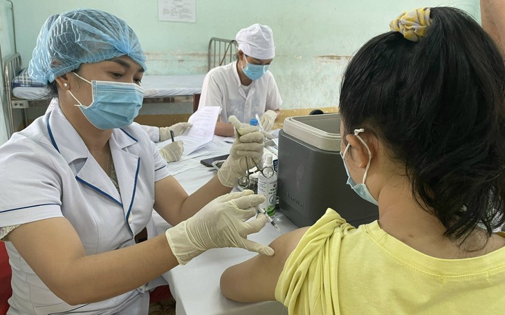 Ca mắc mới, bệnh nhân COVID-19 nặng tăng, nhiều nơi sốt sắng tổ chức chiến dịch cao điểm tiêm vaccine