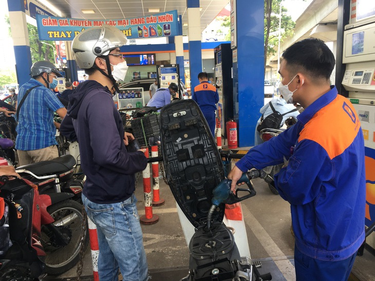 Giá xăng dầu tiếp tục giảm mạnh về mức bằng tháng 10/2021 - Ảnh 1. Giá xăng dầu tiếp tục giảm mạnh về mức bằng tháng 10/2021 - Ảnh 1.