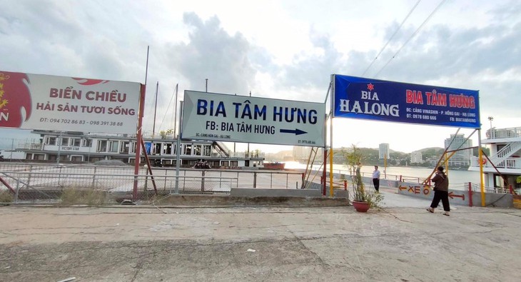Quảng Ninh: Chính quyền vào cuộc vụ "phố nhậu" ở cảng tàu khách Hòn Gai Vinashin - Ảnh 2. Quảng Ninh: Chính quyền vào cuộc vụ "phố nhậu" ở cảng tàu khách Hòn Gai Vinashin - Ảnh 2.