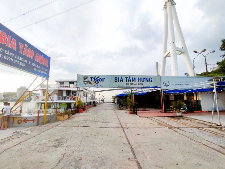 Quảng Ninh: Chính quyền vào cuộc vụ "phố nhậu" ở cảng tàu khách Hòn Gai Vinashin - Ảnh 7. Quảng Ninh: Chính quyền vào cuộc vụ "phố nhậu" ở cảng tàu khách Hòn Gai Vinashin - Ảnh 7.