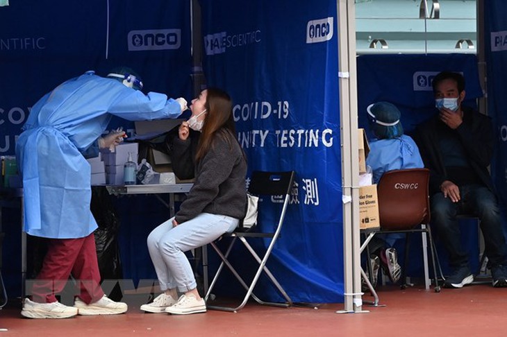 Hong Kong cân nhắc cho người nhập cảnh tự cách ly tại nhà - Ảnh 1.