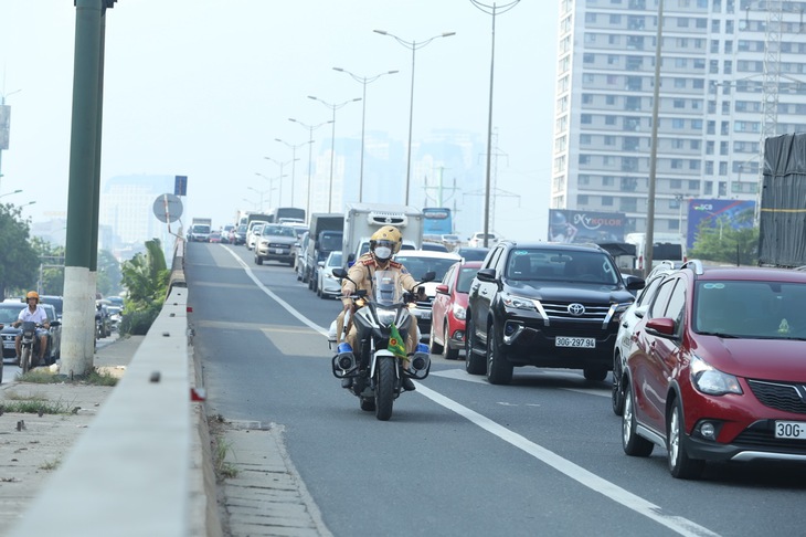 CSGT Hà Nội xử lý nhiều vi phạm ngày đầu tuần tra trên đường vành đai 3 - Ảnh 1. CSGT Hà Nội xử lý nhiều vi phạm ngày đầu tuần tra trên đường vành đai 3 - Ảnh 1.