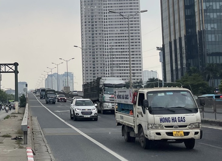 CSGT Hà Nội xử lý nhiều vi phạm ngày đầu tuần tra trên đường vành đai 3 - Ảnh 7. CSGT Hà Nội xử lý nhiều vi phạm ngày đầu tuần tra trên đường vành đai 3 - Ảnh 7.