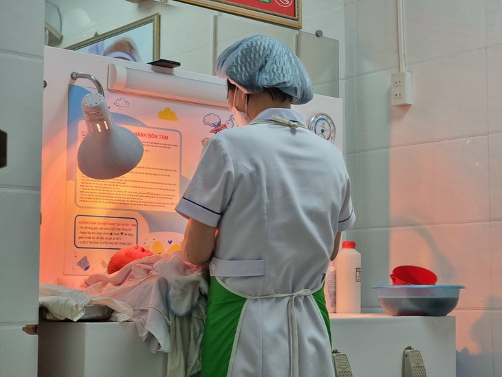 Hải Phòng giải quyết tình trạng thiếu hụt nhân lực y tế như thế nào? - Ảnh 1. Hải Phòng giải quyết tình trạng thiếu hụt nhân lực y tế như thế nào? - Ảnh 1.