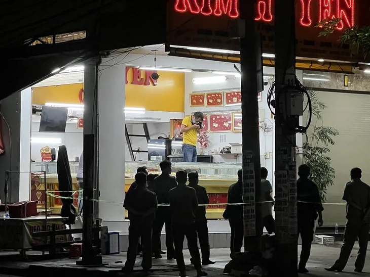 Lời khai của kẻ cướp vàng ném ra ngoài đường, rồi ngồi yên chờ bị bắt - Ảnh 2. Lời khai của kẻ cướp vàng ném ra ngoài đường, rồi ngồi yên chờ bị bắt - Ảnh 2.