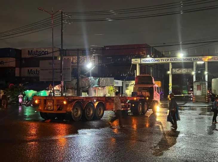 Cú ôm cua "tử thần" của container khiến 2 người thương vong - Ảnh 1.