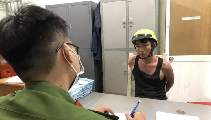 Lời khai của kẻ cướp vàng ném ra ngoài đường, rồi ngồi yên chờ bị bắt - Ảnh 1. Lời khai của kẻ cướp vàng ném ra ngoài đường, rồi ngồi yên chờ bị bắt - Ảnh 1.