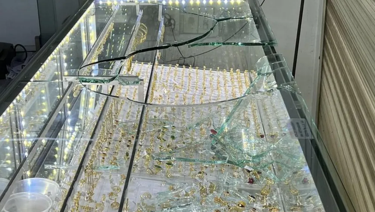 Lời khai của kẻ cướp vàng ném ra ngoài đường, rồi ngồi yên chờ bị bắt - Ảnh 3. Lời khai của kẻ cướp vàng ném ra ngoài đường, rồi ngồi yên chờ bị bắt - Ảnh 3.