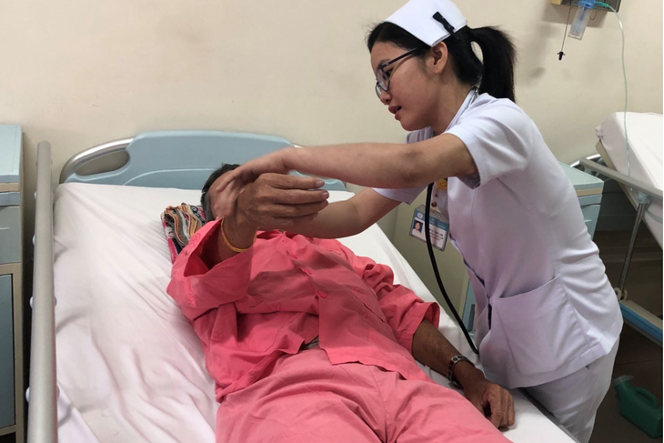 Các bệnh viện ở TP.HCM "than" thiếu điều dưỡng, khó tuyển dụng vì lương thấp, áp lực cao - Ảnh 3.
