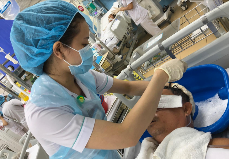 Các bệnh viện ở TP.HCM "than" thiếu điều dưỡng, khó tuyển dụng vì lương thấp, áp lực cao - Ảnh 1.