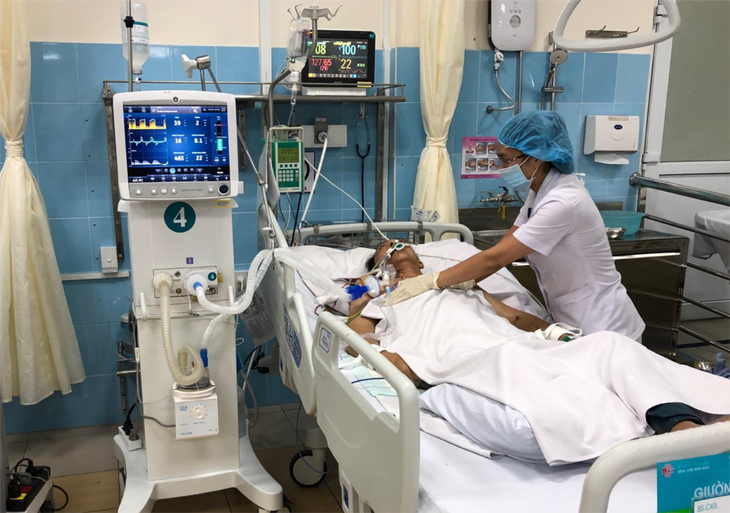 Các bệnh viện ở TP.HCM "than" thiếu điều dưỡng, khó tuyển dụng vì lương thấp, áp lực cao - Ảnh 2.