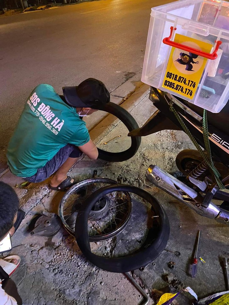 Ngày mưu sinh, đêm đến cùng nhau đợi cuộc gọi để đi làm việc ý nghĩa - Ảnh 1.