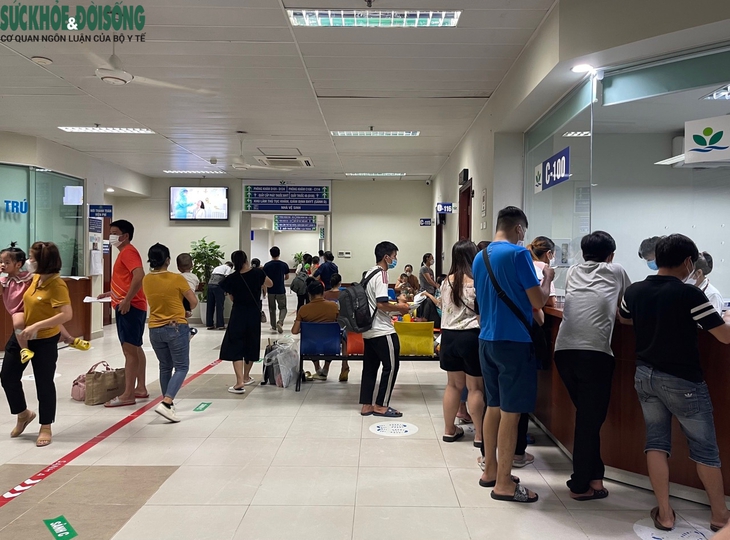 Nhiều bệnh viện tại Hà Nội quá tải do lượng bệnh nhi tăng đột biến - Ảnh 5.