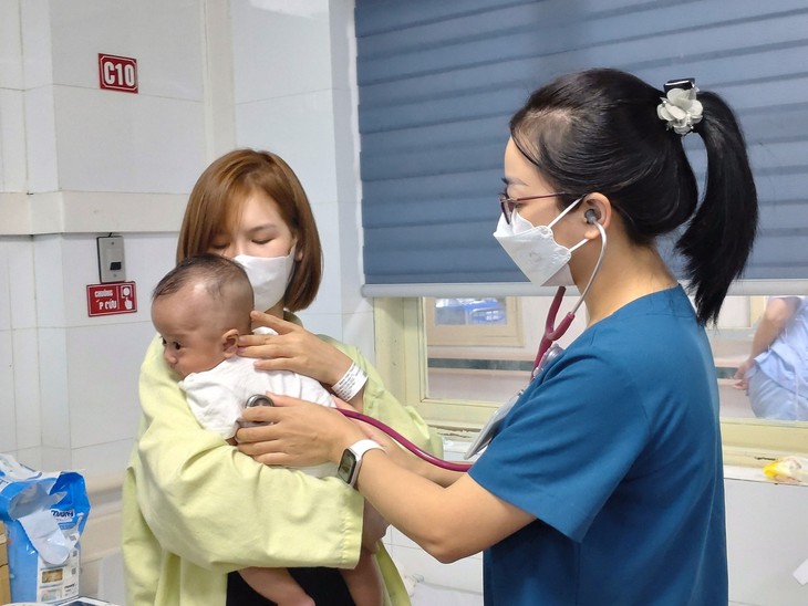 Bệnh nhi nhập viện tăng cao, nhiều bệnh viện quá tải - Ảnh 1. Bệnh nhi nhập viện tăng cao, nhiều bệnh viện quá tải - Ảnh 1.