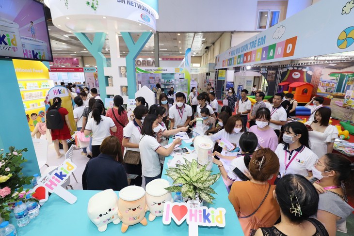 "Mưa" quà tặng tại Hội chợ triển lãm Vietbaby Fair 2022 - Ảnh 2.
