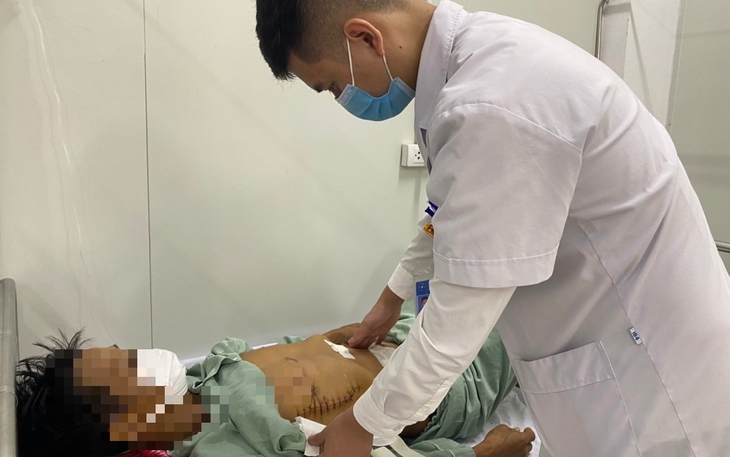 Người đàn ông bị dao bầu đâm thấu ngực, bụng may mắn thoát chết