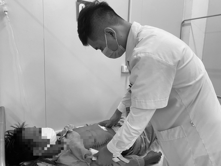 Người đàn ông bị dao bầu đâm thấu ngực, bụng may mắn thoát chết - Ảnh 1.
