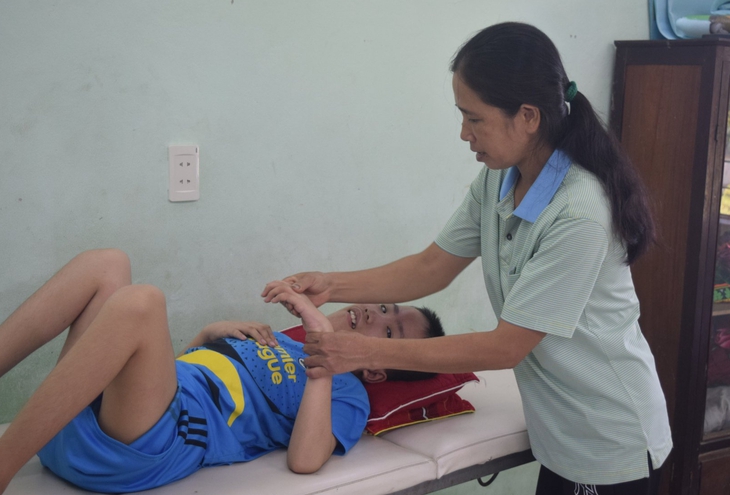 Những con người 20 năm trường nặng lòng với trẻ khiếm khuyết - Ảnh 6.