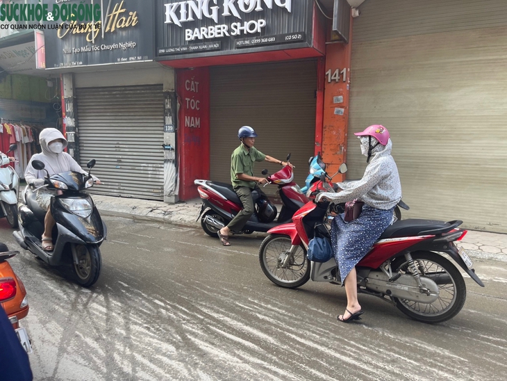 Hà Nội: 'Lô cốt' mọc giữa đường khiến người dân gặp nạn - Ảnh 11.