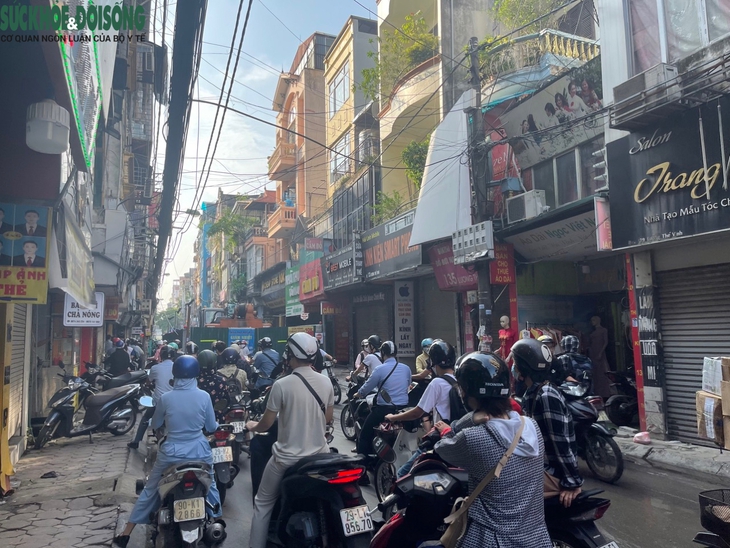 Hà Nội: 'Lô cốt' mọc giữa đường khiến người dân gặp nạn - Ảnh 6.