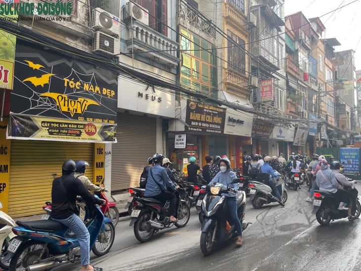 Hà Nội: 'Lô cốt' mọc giữa đường khiến người dân gặp nạn - Ảnh 5.