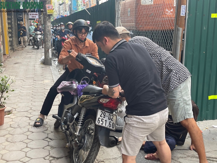 Hà Nội: 'Lô cốt' mọc giữa đường khiến người dân gặp nạn - Ảnh 2.