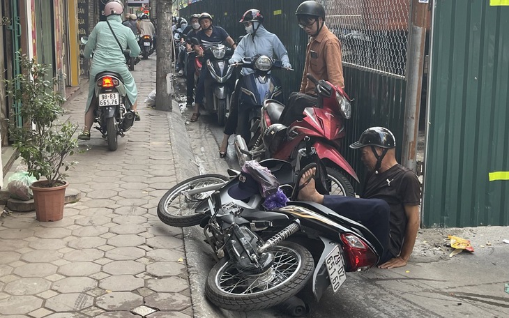 Xe máy ngã nháo nhào vì "lô cốt" mọc giữa đường
