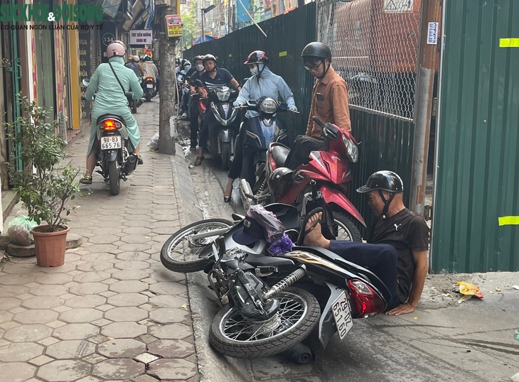 Hà Nội: 'Lô cốt' mọc giữa đường khiến người dân gặp nạn - Ảnh 1.