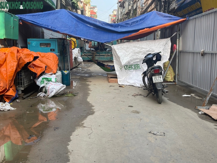 Hà Nội: 'Lô cốt' mọc giữa đường khiến người dân gặp nạn - Ảnh 12.