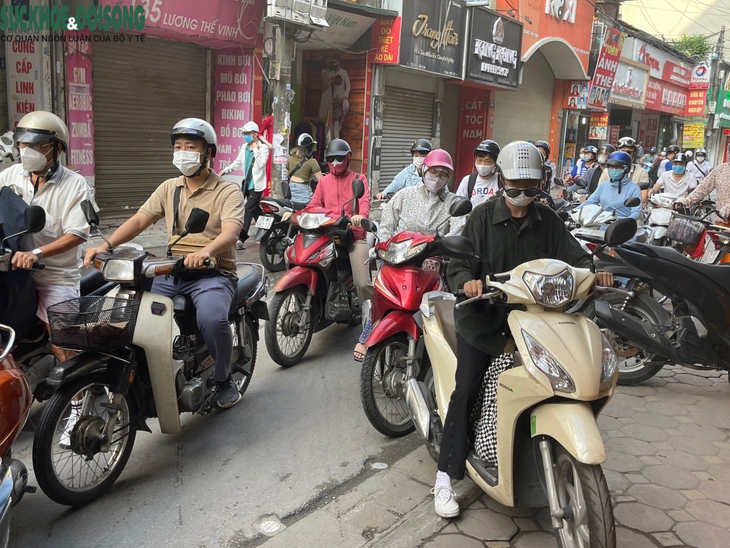 Hà Nội: 'Lô cốt' mọc giữa đường khiến người dân gặp nạn - Ảnh 7.