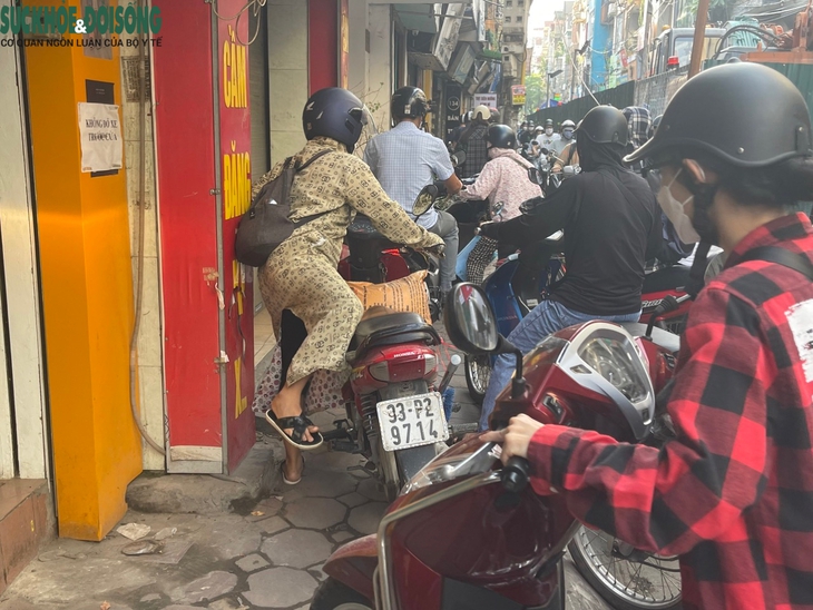 Hà Nội: 'Lô cốt' mọc giữa đường khiến người dân gặp nạn - Ảnh 8.
