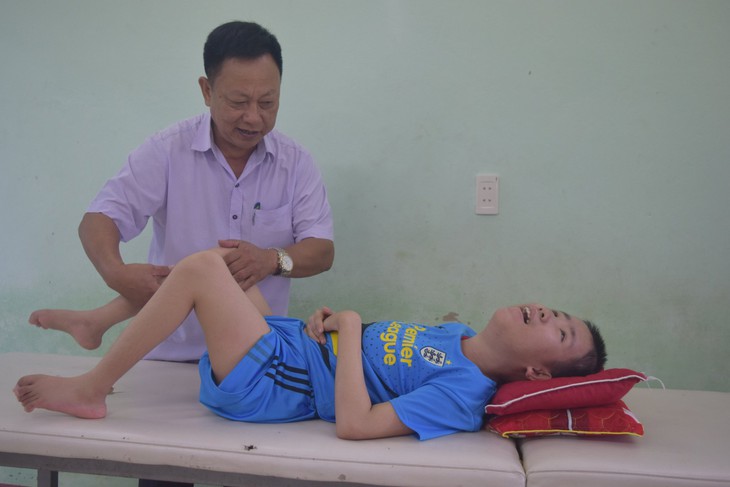 Những con người 20 năm trường nặng lòng với trẻ khiếm khuyết - Ảnh 1.