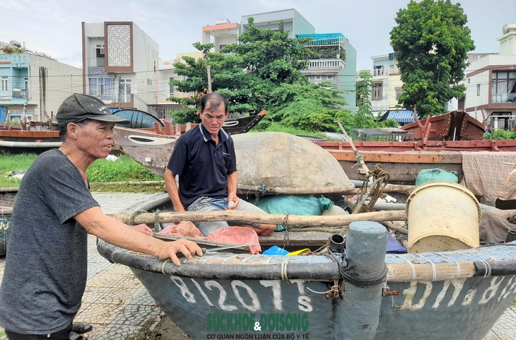 Ngư dân Đà Nẵng hối hả cẩu tàu, thuyền “chạy” siêu bão Noru - Ảnh 1.