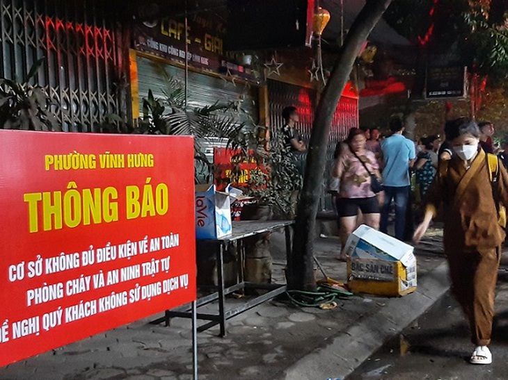 Hàn xì sửa chữa quán karaoke gây cháy dãy ki - ốt - Ảnh 2.