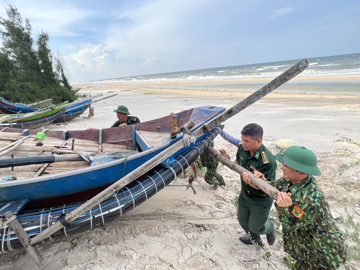 Quyết liệt phòng chống siêu bão Noru từ biển đến rừng - Ảnh 6. Quyết liệt phòng chống siêu bão Noru từ biển đến rừng - Ảnh 6.