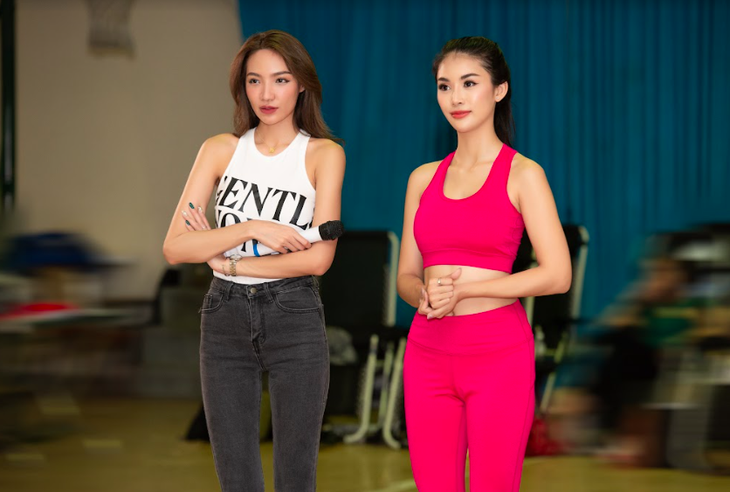 Hậu trường Miss Grand Vietnam: 2 Á hậu Thái Lan truyền đạt kinh nghiệm catwalk cho Top 50 thí sinh - Ảnh 3. Hậu trường Miss Grand Vietnam: 2 Á hậu Thái Lan truyền đạt kinh nghiệm catwalk cho Top 50 thí sinh - Ảnh 3.
